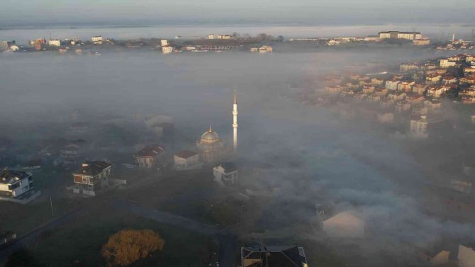 İ̇stanbul’da Sis Bulutlarının Kapladığı İlçe Havadan Görüntülendi
