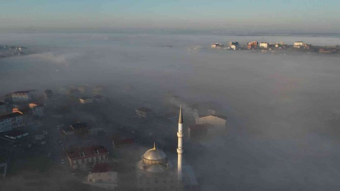 İ̇stanbul’da Sis Bulutlarının Kapladığı İlçe Havadan Görüntülendi