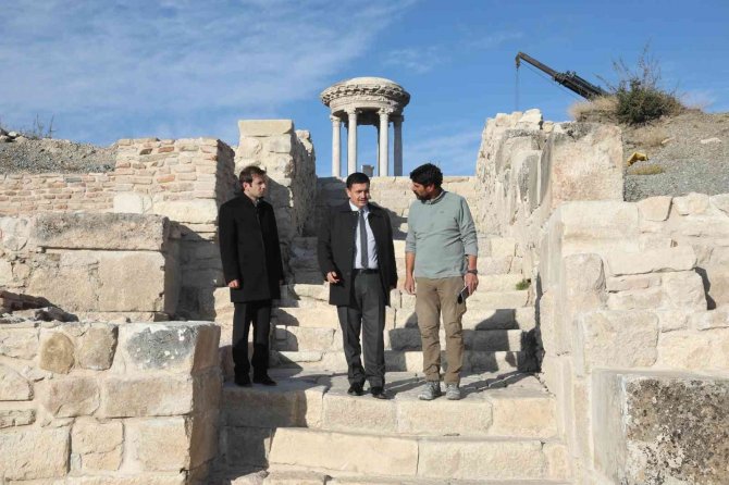 Kibyra Antik Kenti’nin Görkemli Çeşmesi Ayağa Kaldırıldı