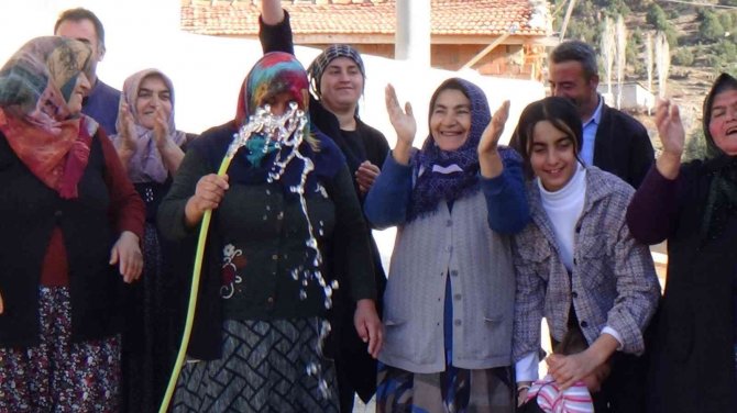 40 Yıl Sonra Kavuştukları Suyu Gözyaşıyla Karşıladılar