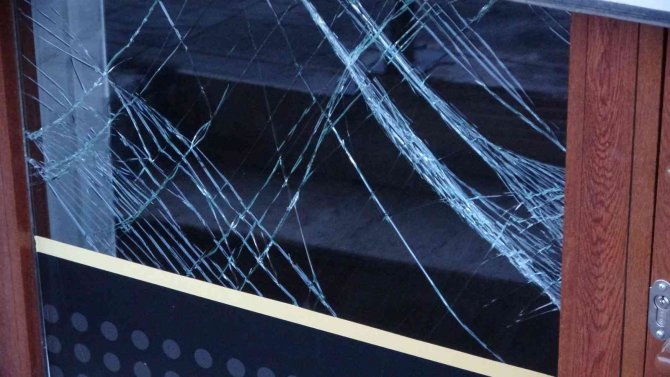 Sultanbeyli’de Kontrolden Çıkan Aracın Dükkana Çarptığı Anlar Kamerada
