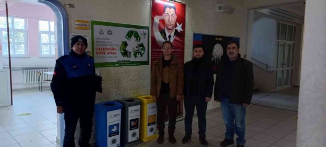 Plastik, Kağıt Ve Metal Atık Kutuları Okullardaki Yerini Aldı