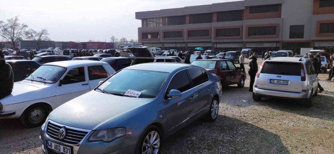 Yılbaşı Öncesi Oto Pazarında Yoğunluk