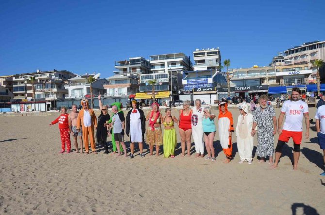 Didim’de Yabancılar Sokak Hayvanları İçin Bu Yıl Da Denize Girdi