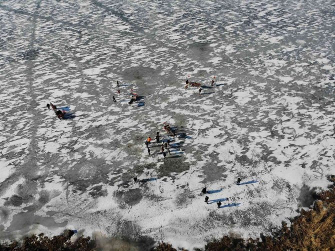 Buz Tutan Çıldır Gölü’ne Yoğun İlgi