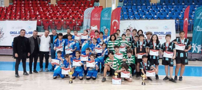 Yıldızlar Voleybolda Birinci Bilgi Orta Okulu Oldu