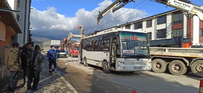 Yolcu Otobüsünün Üzerine Beton Direk Devrildi