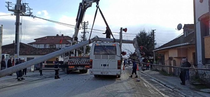Yolcu Otobüsünün Üzerine Beton Direk Devrildi