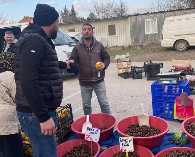 Pazarcı Esnafına Bere Dağıttılar