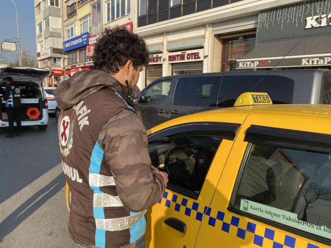 Kadıköy’de Çay İçerken Denetime Takılan Taksi Sürücüsünden İlginç Savunma: “Telefon Değil Ki Bu Çay”