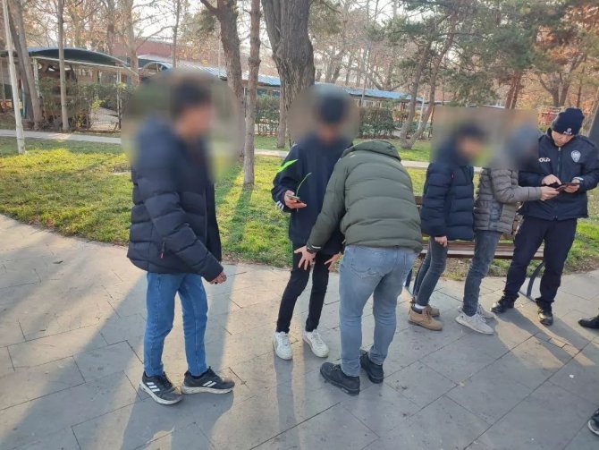 Ekipler Okul Çevrelerinde Denetimleri Sürdürüyor