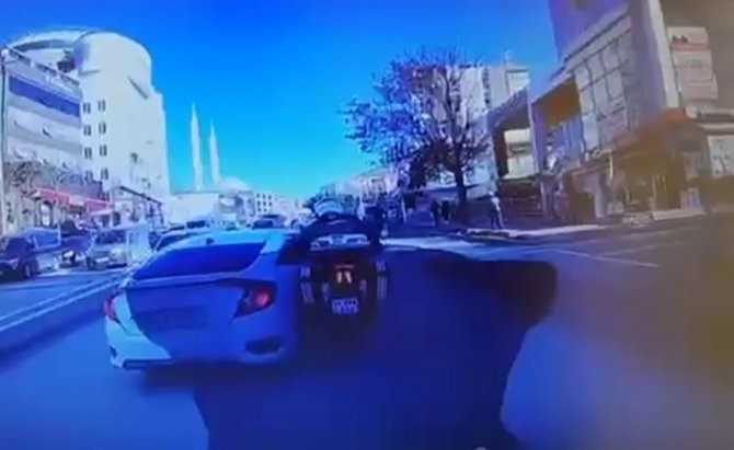 Hatalı Şerit Değiştirip Motosikletliye Çarptı, Arkasına Dahi Bakmadan Kaçtı