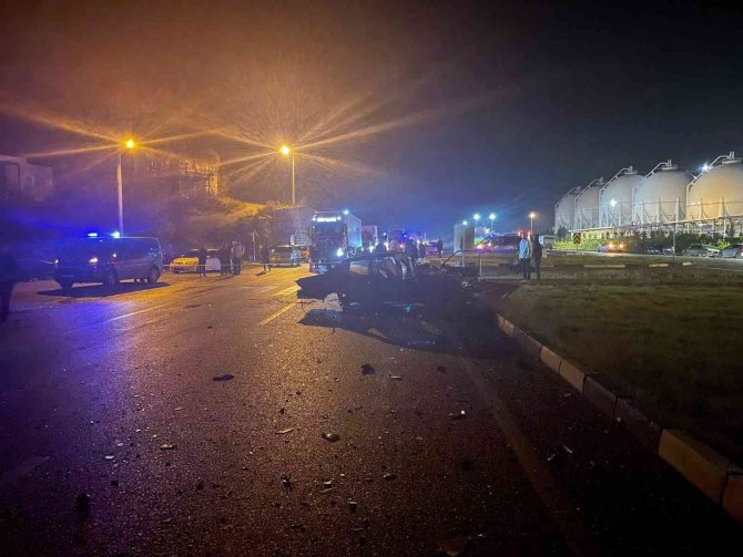 Otomobille Hafif Ticari Araç Çarpıştı: 1 Ölü