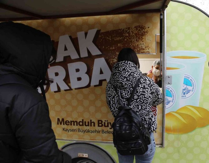 Gençler, Büyükşehir’in ‘Bardakta Sıcak Çorba’ İkramını Çok Sevdi