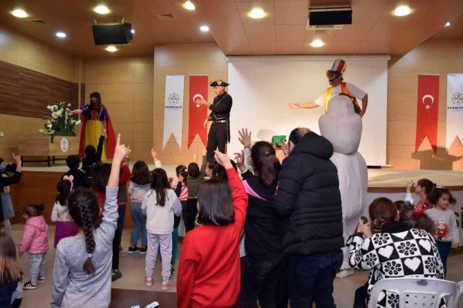 Germencikli Çocuklar Eğlenceye Doydu