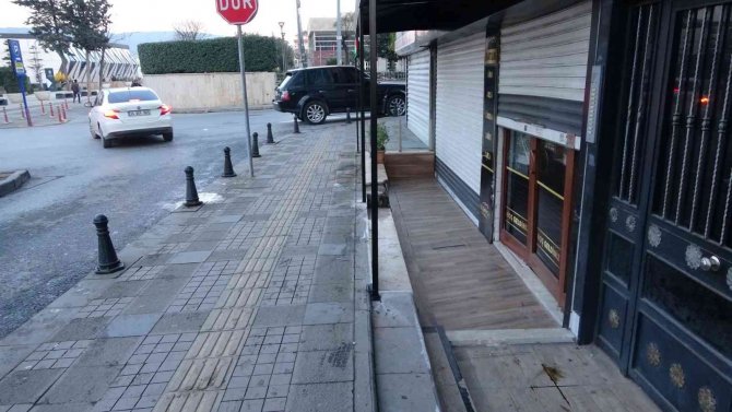 Sultanbeyli’de Kontrolden Çıkan Aracın Dükkana Çarptığı Anlar Kamerada