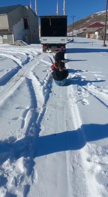 70 Yaşındaki İ̇smail Dedenin Karda Kızak Keyfi İzleyenleri Gülümsetti