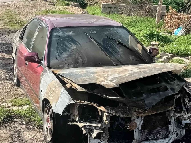 Park Halindeki Otomobil, Ön Ve Arka Kısımlarından Aynı Anda Alev Aldı