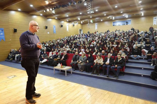Sultangazi’de "İ̇nsanın Mutluluk Arayışı" İsimli Söyleşi İlgi Gördü