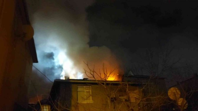 Sultanbeyli’de Alevler Geceyi Aydınlattı: 3 Katlı Binanın Çatısı Alevlere Teslim Oldu