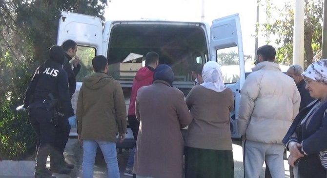 5 Yaşındaki Çocuğun Gözü Önünde Karısını Bıçakla Öldürdü