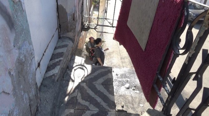 İ̇zmir’de Balkonun Çökme Anı Kamerada