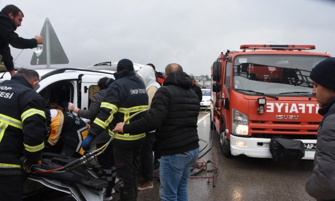 Sinop’ta Otomobiller Çarpıştı: 3 Yaralı