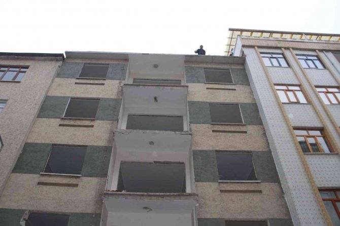 15 Gündür İşe Gitmiyor, Hırsız Nöbeti Tutuyor