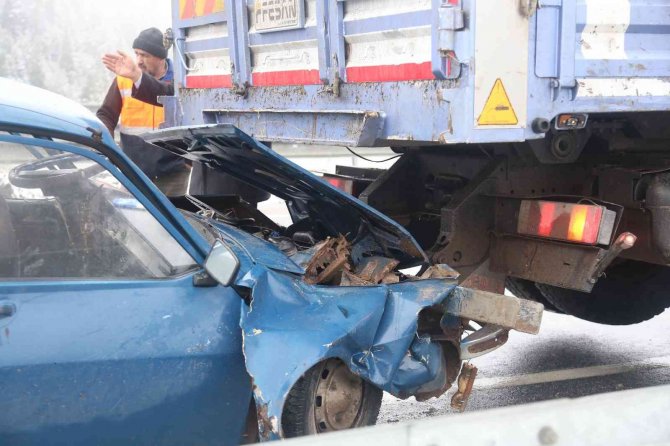 Kamyona Çarpan Otomobildeki 3 Kişi Araçta Sıkışarak Yaralandı
