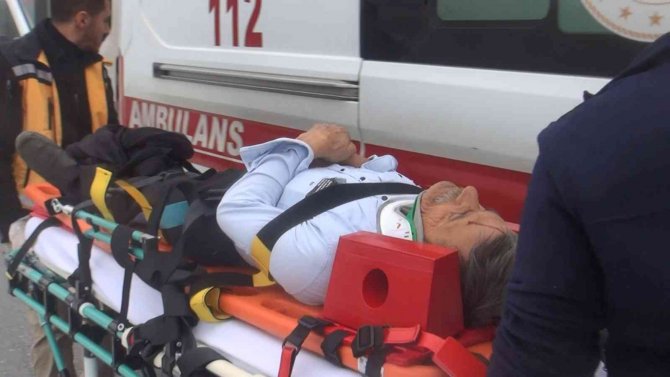 Kamyona Çarpan Otomobildeki 3 Kişi Araçta Sıkışarak Yaralandı