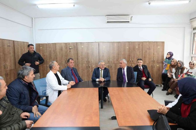 Başkan Büyükkılıç, Gençlerle Kucaklaştı