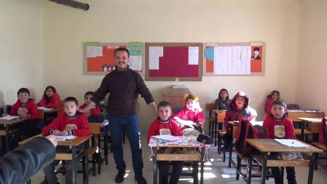 Okulda Öğretmen, Camide İmam