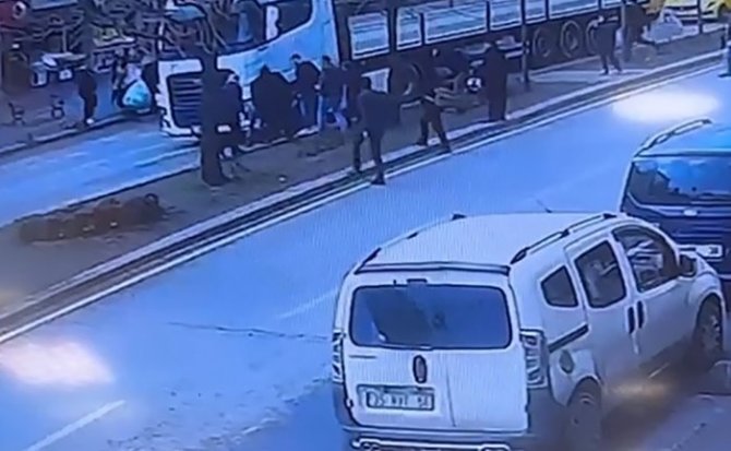 Sancaktepe’de Feci Kaza: Yaşlı Kadın Tırın Altında Kalarak Hayatını Kaybetti