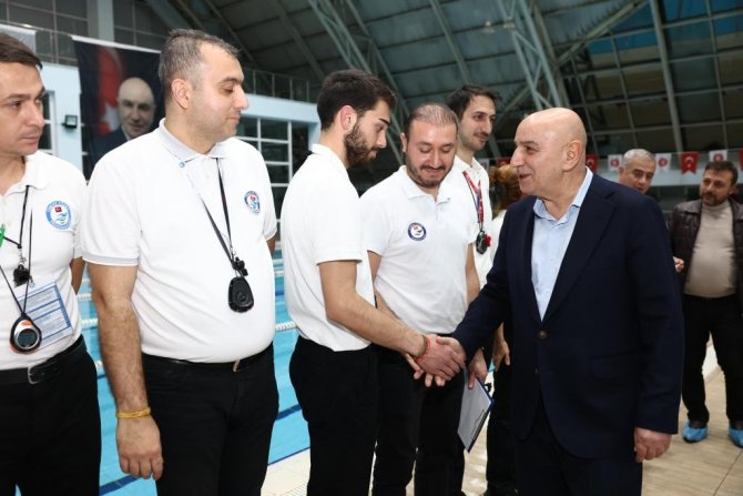 Minikler Yüzerek Yarıştı