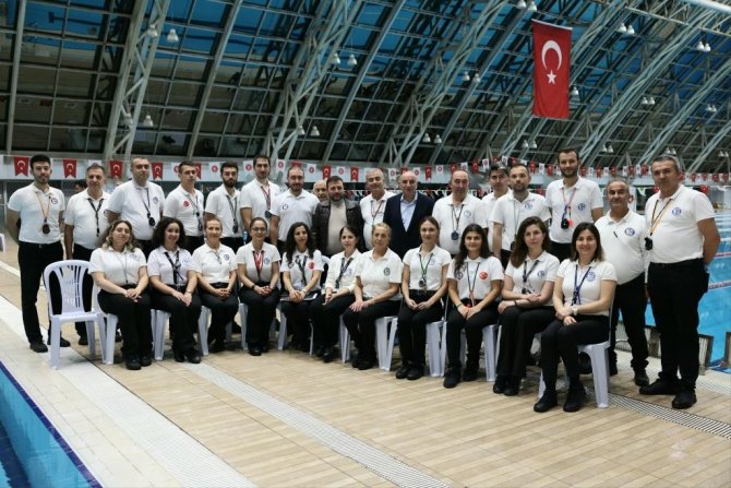 Minikler Yüzerek Yarıştı