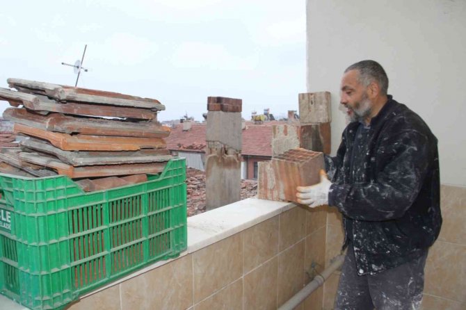 15 Gündür İşe Gitmiyor, Hırsız Nöbeti Tutuyor