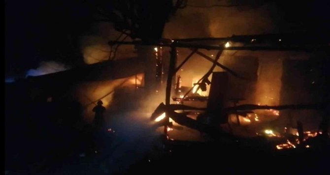 Ahır Alev Alev Yandı: 30 Tavuk Telef Oldu
