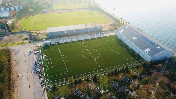 Alparslan Türkeş Spor Kompleksi’nin Sahası Yenilendi