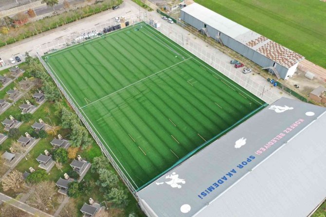 Alparslan Türkeş Spor Kompleksi’nin Sahası Yenilendi