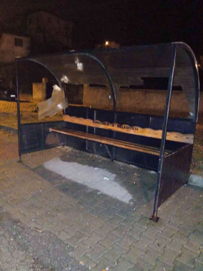 Magandalar Otobüs Durağına Zarar Verdiler