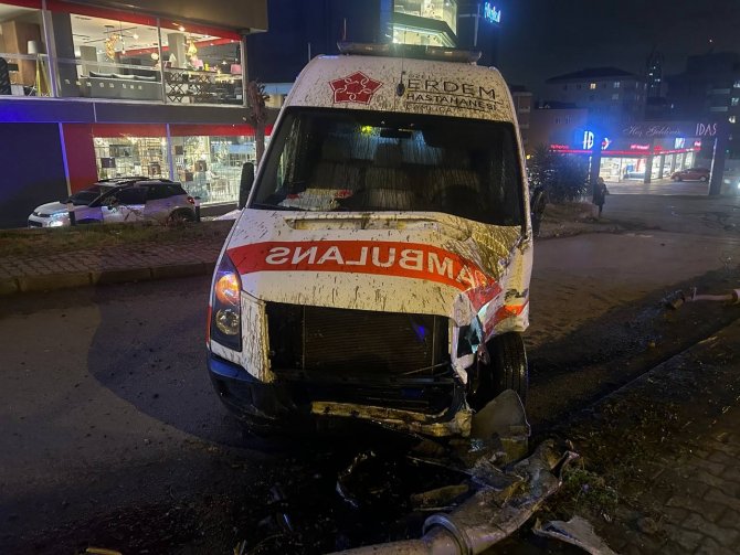 Maltepe’de Ambulans İle Otomobil Çarpıştı: Kazada Yaralanan Genç Telefonunu Elinden Bırakmadı
