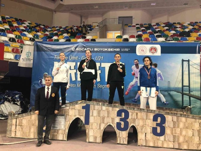 Karatede 2 Türkiye Üçüncülüğü