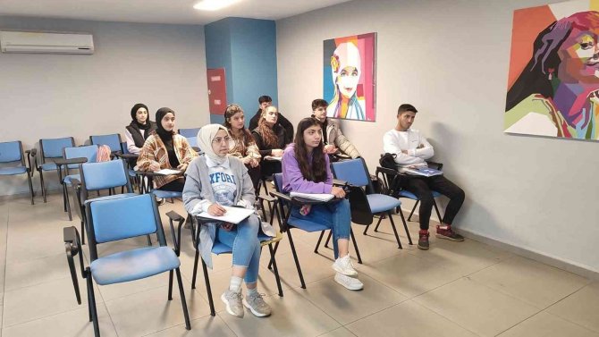 Mardin Büyükşehir Belediyesi Gençlik Merkezinde Yks Kursları Devam Ediyor