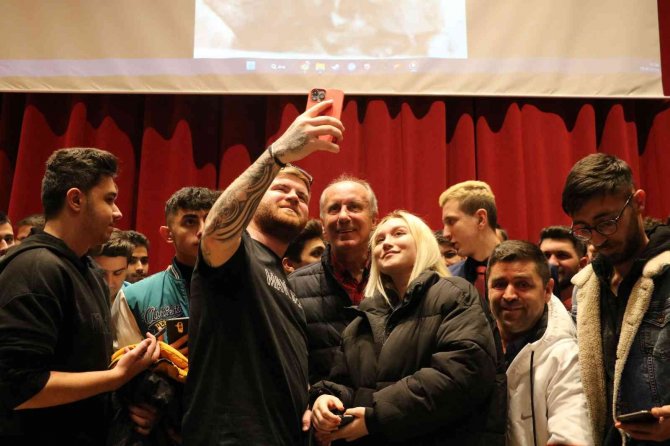 Muharrem İ̇nce 6’lı Masayı Eleştirdi: “Cumhurbaşkanı Olacak Kişi Çıkar Ben Adayım Der”