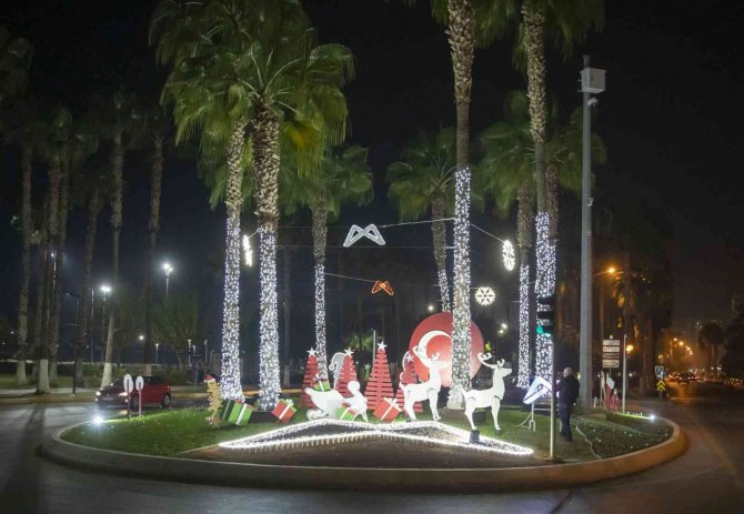 Mersin Caddeleri Ve Sokakları Yılbaşı İçin Süslendi