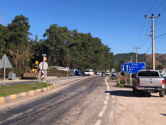 Minibüs Yoldan Çıkarak İş Yeri Duvarına Çarptı: 6 Yaralı