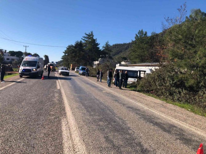 Minibüs Yoldan Çıkarak İş Yeri Duvarına Çarptı: 6 Yaralı