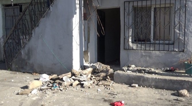 İ̇zmir’de Çöken Balkondan Düşen 1 Kişi Yaralandı