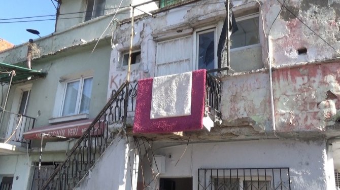 İ̇zmir’de Çöken Balkondan Düşen 1 Kişi Yaralandı