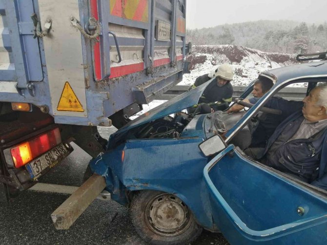 Kamyona Çarpan Otomobildeki 3 Kişi Araçta Sıkışarak Yaralandı
